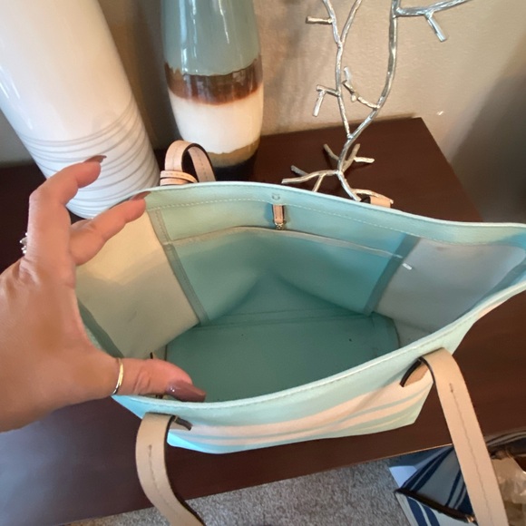 ❤️🔥Kate Spade Hawthorne Tote Blue and White❤️🔥 - Picture 4 of 4